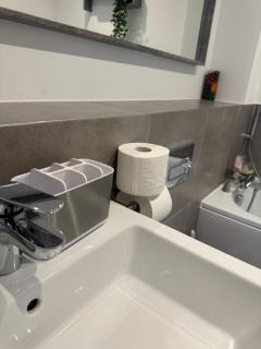 Bedroom in West Sussex with locks,Private Bathroom & Free Parking - Pulborough - 7