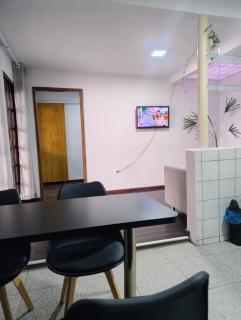 Casa em rua de comércio em Ctba - Curitiba - 1