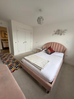 Bedroom in West Sussex with locks,Private Bathroom & Free Parking - Pulborough - 2