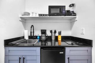 Comfy Studio W Beautiful Space! - 9