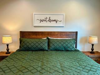 Alpine Escape Luxury Retreat Hot Tub Walkable Mountain Views 3 King Beds - 4