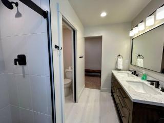 Alpine Escape Luxury Retreat Hot Tub Walkable Mountain Views 3 King Beds - 2