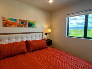 Alpine Escape Luxury Retreat Hot Tub Walkable Mountain Views 3 King Beds - 1