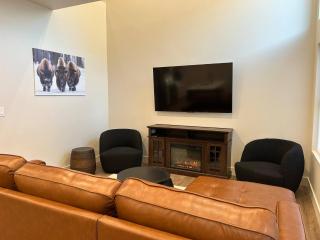 Peaks & Pines Modern Gem, 2 Kings, Bunks, Hot Tub, Walkable, Kid's Cove - Driggs - 4