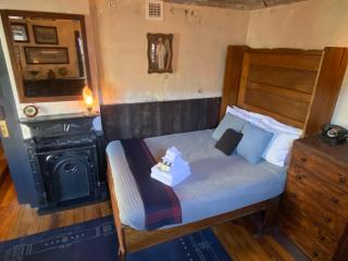 Crew's Quarters Boarding House - Caters to Men - 7