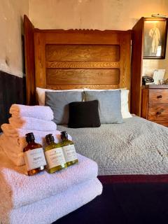 Crew's Quarters Boarding House - Caters to Men - 9