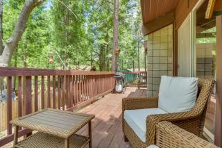 3 Mi to Lake Arrowhead Cabin with Furnished Deck! - Twin Peaks - 8