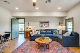 Lake View and Huge Deck Cozy Possum Kingdom Retreat - Graham - 8