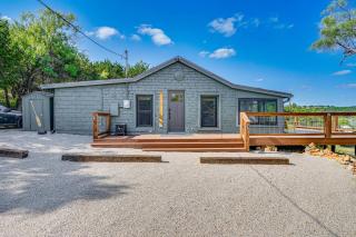 Lake View and Huge Deck Cozy Possum Kingdom Retreat - Graham - 9