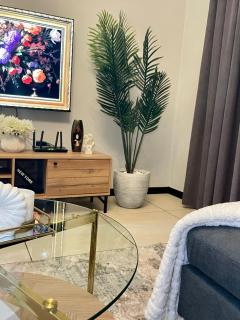 Luxury 1-Bedroom Apartment in Fourways-Sandton with FREE Gym, swimming Pool and Restaurant - Sandton - 1