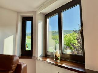 Dwupoziomowy apartament Strażacka 2 "Okno na Śnieżkę" - by Przycup w Karkonoszach Apartamenty Apartament z widokiem na góry z parkingiem Apartament przy Wyciągu oraz przy Szlakach Turystycznych - Karpacz - 1