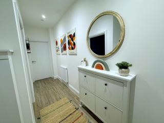 Abstract Escape! Stylish Apartment, Free Parking, 5 Minutes from Beach - Bournemouth - 1