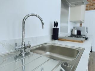 Abstract Escape! Stylish Apartment, Free Parking, 5 Minutes from Beach - Bournemouth - 3