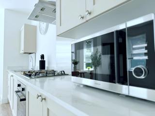 Abstract Escape! Stylish Apartment, Free Parking, 5 Minutes from Beach - Bournemouth - 4