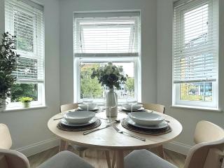 Abstract Escape! Stylish Apartment, Free Parking, 5 Minutes from Beach - Bournemouth - 5