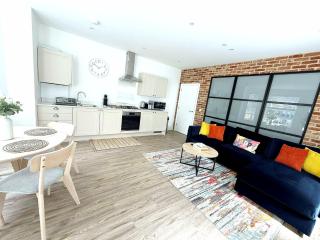 Abstract Escape! Stylish Apartment, Free Parking, 5 Minutes from Beach - Bournemouth - 8