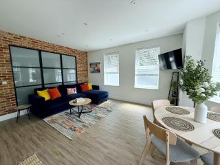 Abstract Escape! Stylish Apartment, Free Parking, 5 Minutes from Beach - Bournemouth - 9