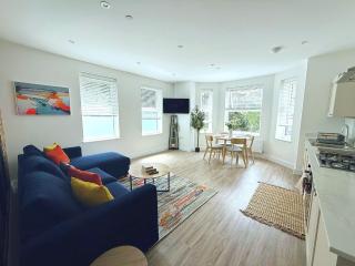 Abstract Escape! Stylish Apartment, Free Parking, 5 Minutes from Beach - Bournemouth - 7