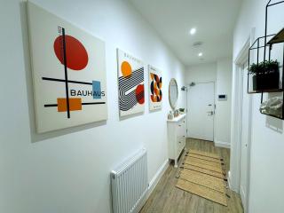Abstract Escape! Stylish Apartment, Free Parking, 5 Minutes from Beach - Bournemouth - 2
