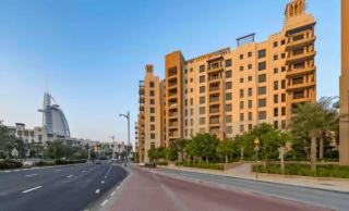 Chic Apt by Burj Al Arb 5 Star Amenities and Pool - 9