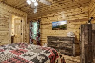 Family size, all wood cabin, pool table, hot tub - Gatlinburg - 1