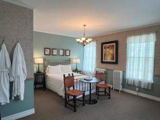 Rogues Harbor Inn - Lansing - 2