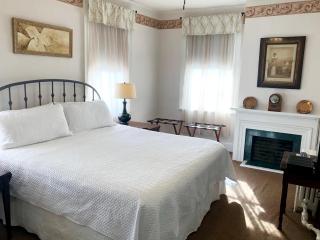 Rogues Harbor Inn - Lansing - 3