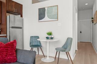 1BR BSL Subway Steps to Met Family Friendly - 2