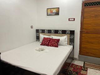 Sri Rameshwaram Paying Guest House Near By Ram Mandir 400 Meter - Ayodhya - 1