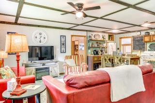 Less Than half Mi to Lake Secluded Gem in Cherokee Village - Hardy - 8
