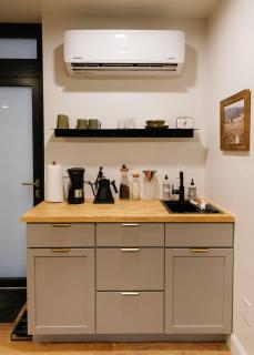 Modern Mirror Home w/ Hot-tub | “Glass House” #2 - 7