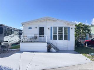 2b2ba beach house located across the street from the beach on beautiful Nettles Island - Jensen Beach - 9