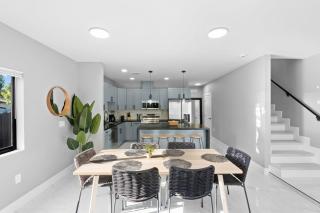 Amazing Townhouse w Free Parking - 8
