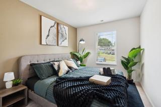 Upscale King 3BR Townhouse Mins to Cary & NC State - 0