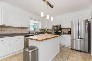 Ranch Home with Movie Room, Ping Pong Table, and Putting Green - Olathe - 9