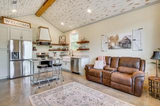 Recently Built Cabin with Pavilion in Granbury! - Granbury - 0