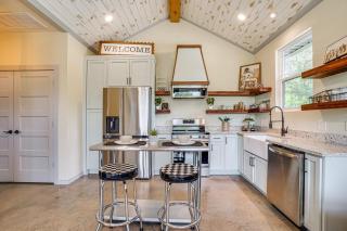 Recently Built Cabin with Pavilion in Granbury! - Granbury - 2