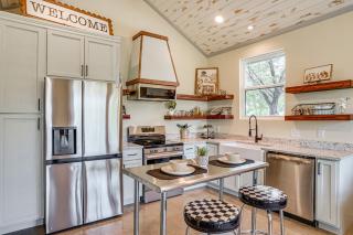 Recently Built Cabin with Pavilion in Granbury! - Granbury - 1