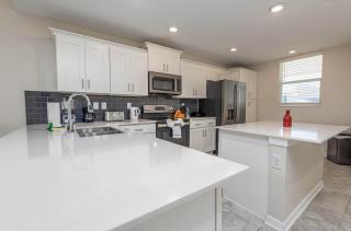 Comfortable 2BR Condo w Lake Views - 9