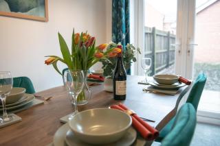 4-Bed, Sleeps 6, contractors welcome! - Peterborough - 7
