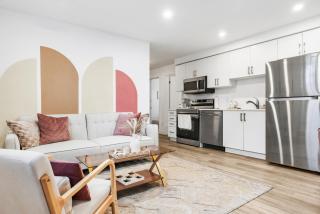 Luxury 2BR 2BTH Suite 5 Mins to The Falls Sleeps 6 - Niagara Falls - 6