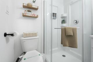 Luxury 2BR 2BTH Suite 5 Mins to The Falls Sleeps 6 - Niagara Falls - 3