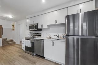 Luxury 2BR 2BTH Suite 5 Mins to The Falls Sleeps 6 - Niagara Falls - 2