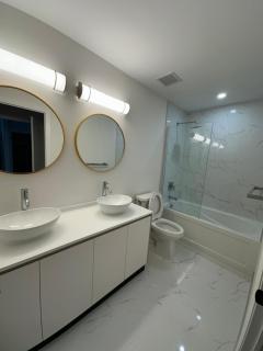 Private Room in Luxury Penthouse Located in Windsor Lasalle ON - Windsor - 2