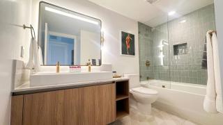 MVR Ultra-High Floor Retreat with Balcony - Miami - 5
