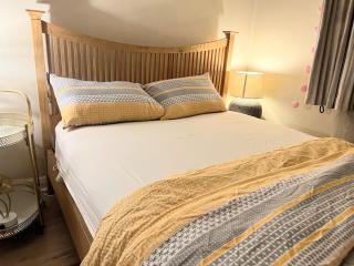 Kingsize Bedroom ground floor single night stay close Feltham train station - Feltham - 8