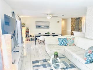 Beach Resort Retreat Accessible Home with Jacuzzi - Largo - 9