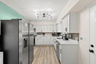 Large Home, Close To Uk Downtown, Hot Tub, Office - 4