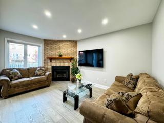 4 Bedroom Family Home Close To Pickering Casino - Ajax - 0