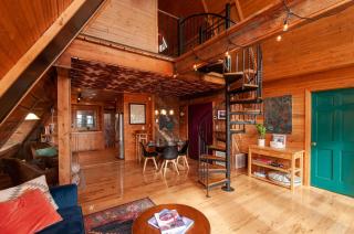 Honeycomb Hideaway by AvantStay Rustic Retreat - 3